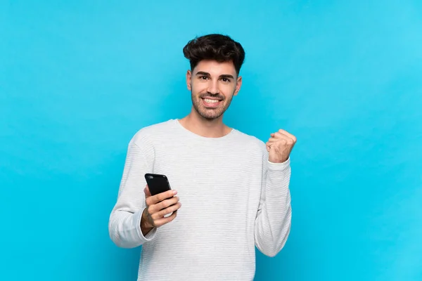 Zole Edilmiş Mavi Arka Planda Genç Bir Adam Telefon Zafer — Stok fotoğraf