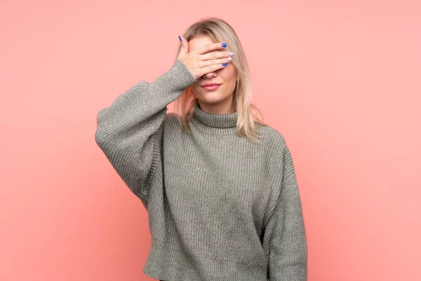 Jovem Loira Russa Sobre Fundo Rosa Isolado Cobrindo Olhos Por — Fotografia de Stock