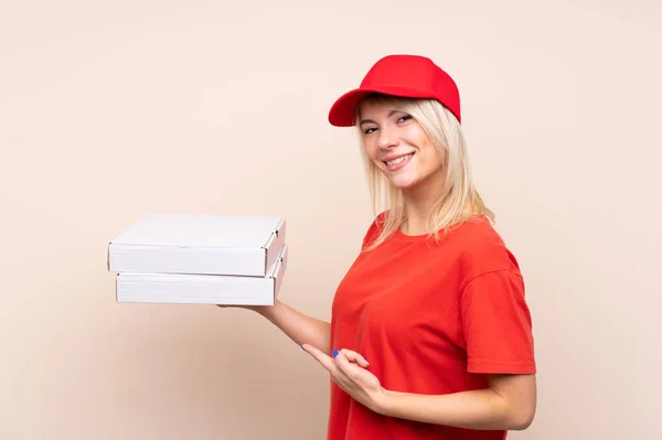 Entrega Pizza Mulher Russa Segurando Uma Pizza Sobre Parede Isolada — Fotografia de Stock