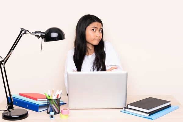 Estudiante Asiático Chica Lugar Trabajo Con Portátil Aislado Beige Fondo — Foto de Stock