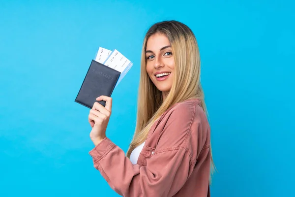 Junge Uruguayische Frau Vor Isoliertem Blauen Hintergrund Glücklich Urlaub Mit — Stockfoto