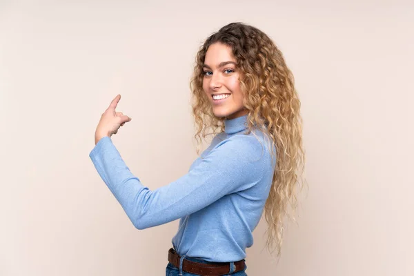 Jeune Femme Blonde Aux Cheveux Bouclés Portant Pull Col Roulé — Photo