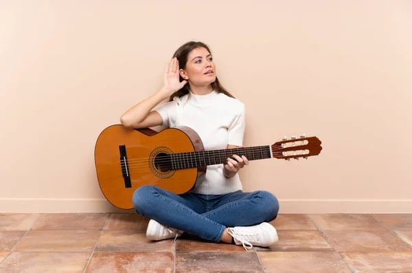 Jonge Vrouw Met Gitaar Zitten Vloer Luisteren Iets — Stockfoto