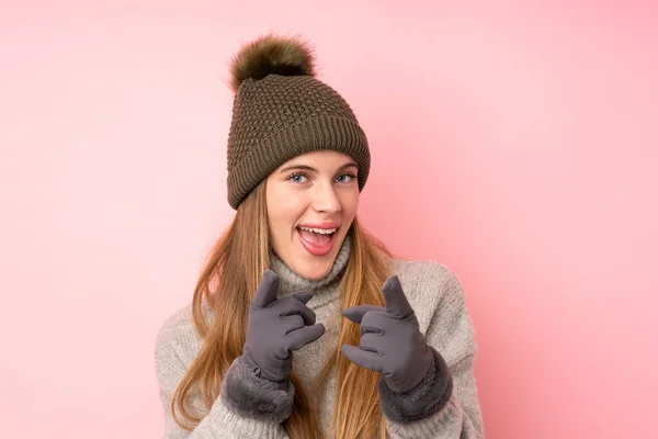 Junges Teenager Mädchen Mit Wintermütze Über Isoliertem Rosa Hintergrund Zeigt — Stockfoto