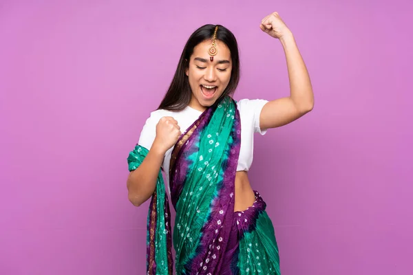 Mujer India Joven Con Sari Sobre Fondo Aislado Celebrando Una —  Fotos de Stock