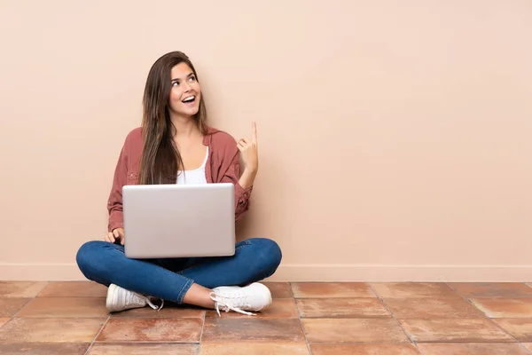 Adolescente Estudiante Chica Sentada Suelo Con Una Computadora Portátil Con — Foto de Stock