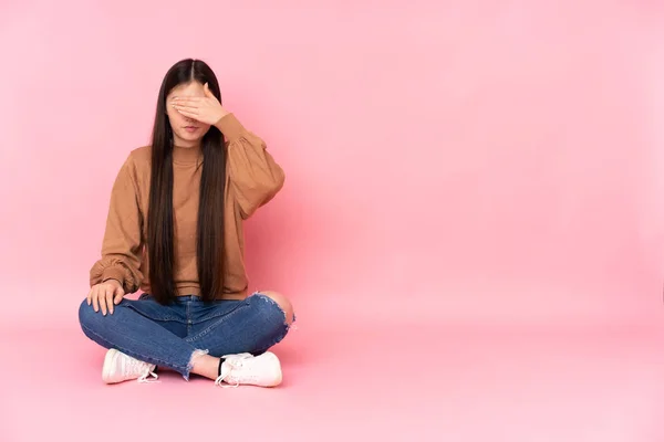 Jovem Mulher Asiática Sentada Chão Isolada Sobre Fundo Rosa Cobrindo — Fotografia de Stock