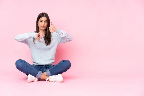 Jonge Blanke Vrouw Geïsoleerd Roze Achtergrond Maakt Goed Slecht Teken — Stockfoto