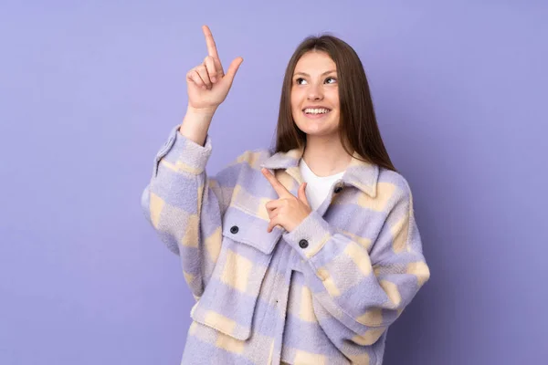 Adolescente Caucasiana Menina Isolada Fundo Roxo Apontando Com Dedo Indicador — Fotografia de Stock