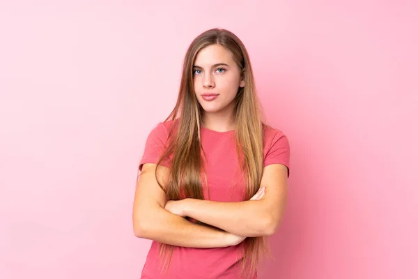 Adolescente Bionda Ragazza Isolato Rosa Sfondo Mantenendo Braccia Incrociate — Foto Stock