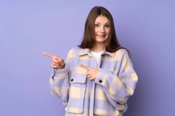 Teenager Kaukasischen Mädchen Isoliert Auf Lila Hintergrund Verängstigt Und Zeigt — Stockfoto