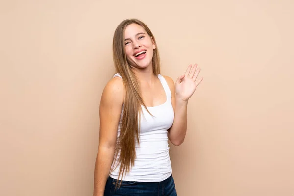 Nastolatek Blondynka Dziewczyna Pojedyncze Tło Salutowanie Ręka Szczęśliwy Ekspresja — Zdjęcie stockowe