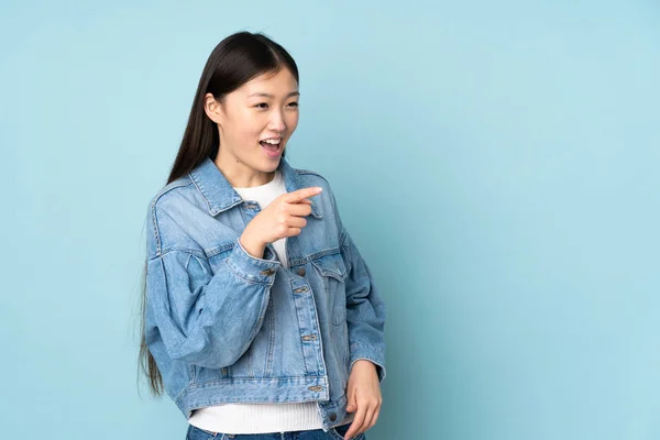 Ung Asiatisk Kvinna Isolerad Bakgrund Peka Finger Sidan Och Presentera — Stockfoto