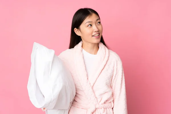 Joven Mujer Asiática Pijama Aislada Sobre Fondo Rosa Mirando Hacia —  Fotos de Stock