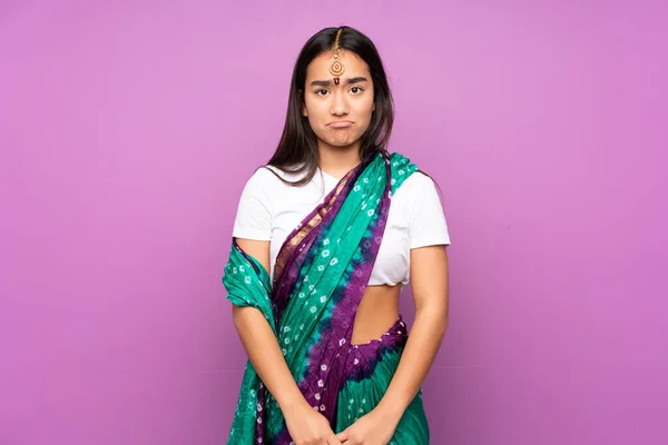 Jovem Indiana Com Sari Sobre Fundo Isolado Com Expressão Triste — Fotografia de Stock