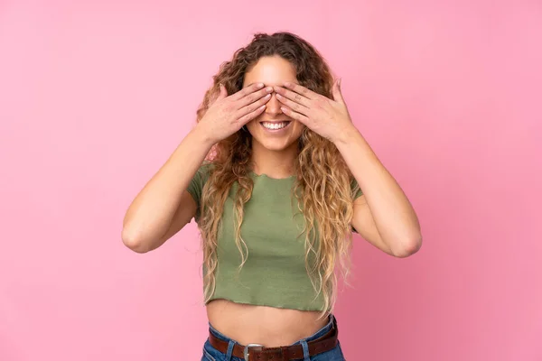 Jong Blond Vrouw Met Krullend Haar Geïsoleerd Roze Achtergrond Bedekking — Stockfoto