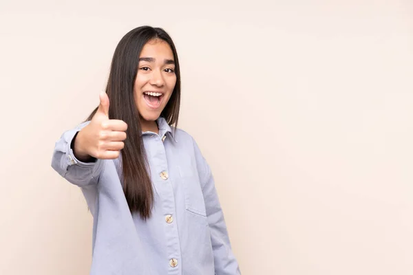 Jovem Indiana Mulher Isolado Bege Fundo Com Polegares Para Cima — Fotografia de Stock