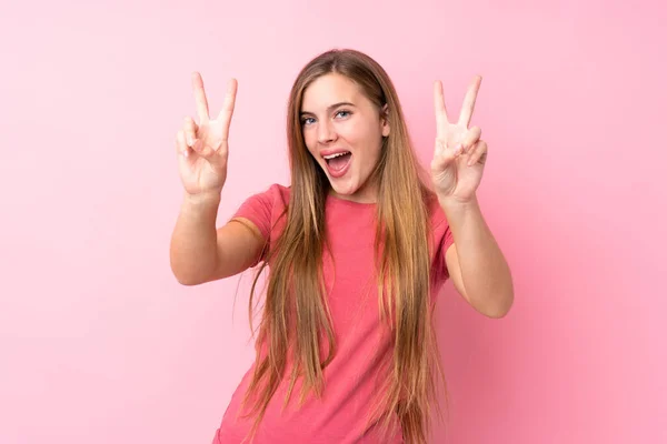 Έφηβη Ξανθιά Κοπέλα Πάνω Από Απομονωμένο Ροζ Φόντο Χαμογελώντας Και — Φωτογραφία Αρχείου