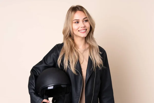 Ragazza Russa Con Casco Moto Isolato Sfondo Beige Ridere — Foto Stock