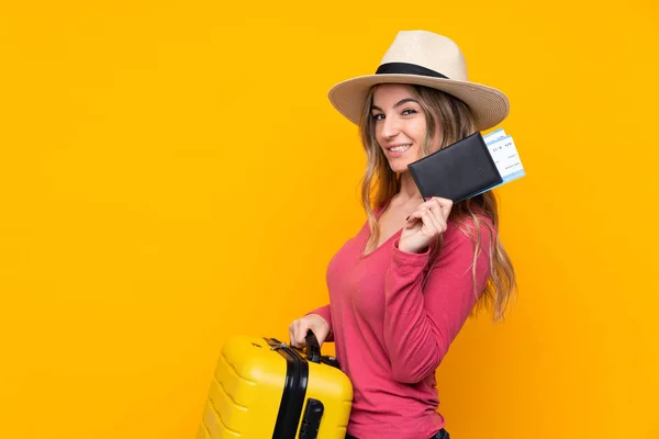 Jovem Mulher Sobre Fundo Amarelo Isolado Férias Com Mala Passaporte — Fotografia de Stock