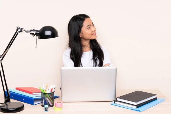 Estudiante Asiático Chica Lugar Trabajo Con Portátil Aislado Beige Fondo — Foto de Stock