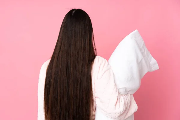 Joven Mujer Asiática Pijama Aislada Sobre Fondo Rosa Posición Trasera —  Fotos de Stock