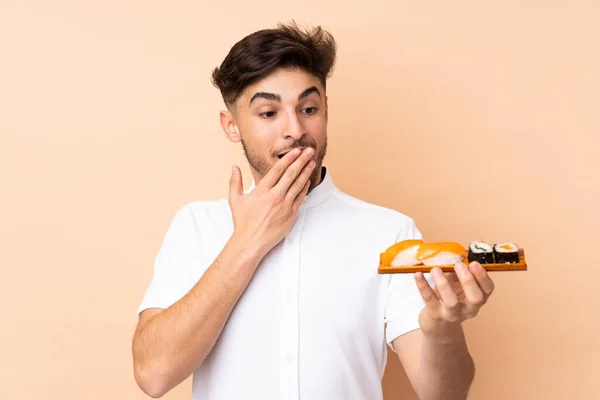 Arabský Muž Jíst Sushi Izolované Béžovém Pozadí Překvapením Šokovaný Výraz — Stock fotografie