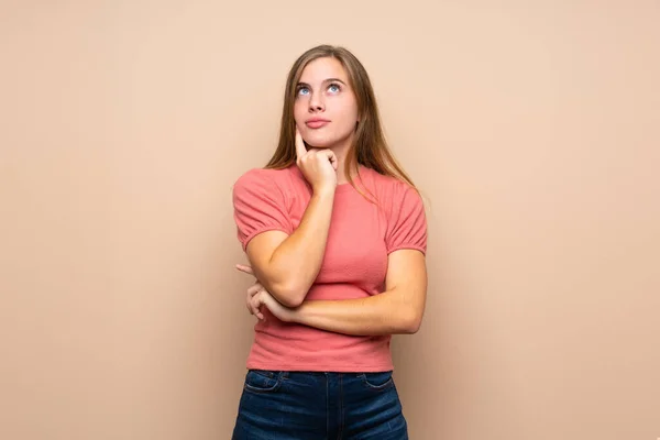 Ragazza Bionda Adolescente Sfondo Isolato Pensando Idea — Foto Stock