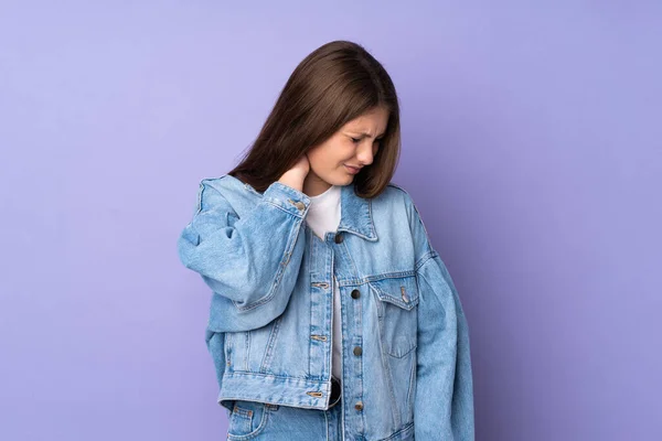 Adolescente Chica Caucásica Aislado Sobre Fondo Púrpura Con Escote —  Fotos de Stock