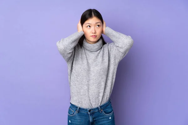 Junge Asiatische Frau Über Isolierten Hintergrund Frustriert Und Bedeckt Ohren — Stockfoto