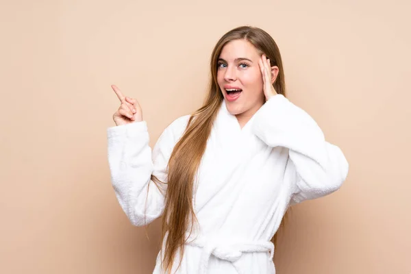 Adolescente Menina Roupão Banho Sobre Fundo Isolado Surpreso Apontando Dedo — Fotografia de Stock