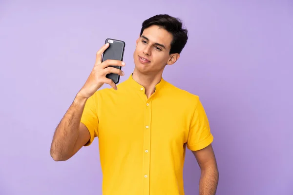 Hombre Sobre Fondo Púrpura Aislado Haciendo Una Selfie —  Fotos de Stock