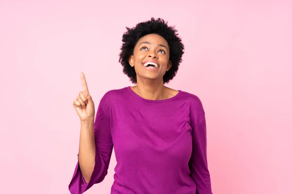 Afrikaans Amerikaanse Vrouw Geïsoleerde Roze Achtergrond Wijzend Verrast — Stockfoto