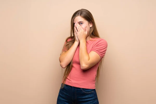 Ragazza Bionda Adolescente Sfondo Isolato Che Copre Gli Occhi Guardando — Foto Stock