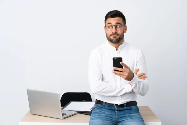 Jovem Empresário Segurando Telefone Celular Pensando Uma Ideia — Fotografia de Stock