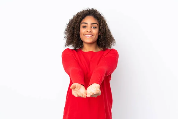 Joven Mujer Afroamericana Aislada Fondo Sosteniendo Espacio Copia Imaginario Palma —  Fotos de Stock