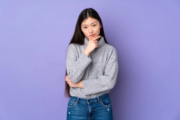 Ung Asiatisk Kvinna Över Isolerade Bakgrund Tänkande — Stockfoto