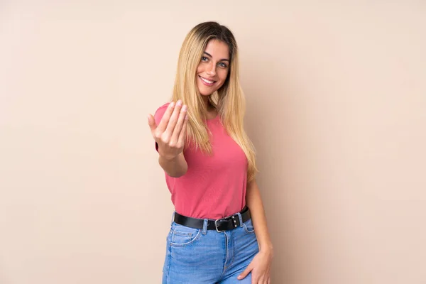 Mujer Uruguaya Joven Sobre Fondo Aislado Invitando Venir Con Mano — Foto de Stock