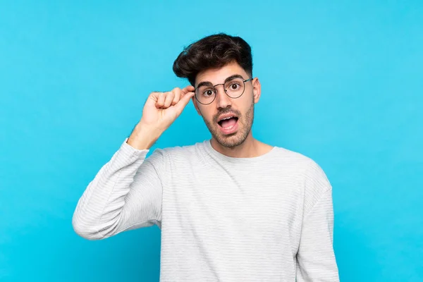 Young Man Isolated Blue Background Glasses Surprised — Stock Photo, Image