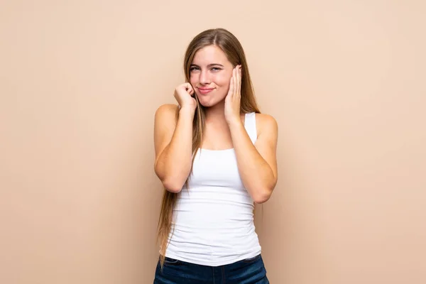 Adolescente Rubia Chica Sobre Aislado Fondo Frustrado Cubriendo Oídos — Foto de Stock