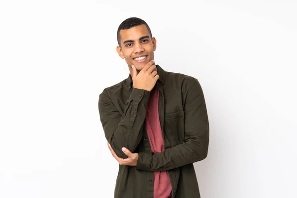 Genç Afrikalı Amerikalı Adam Izole Edilmiş Beyaz Arka Plan Gülümsüyor — Stok fotoğraf