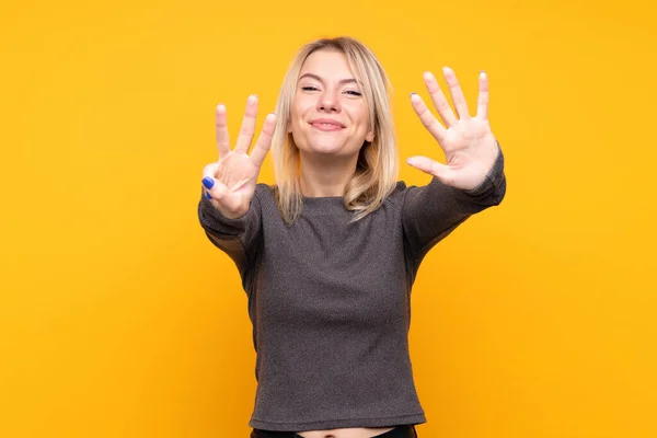 Young Blonde Woman Isolated Yellow Background Counting Eight Fingers — Stock Photo, Image
