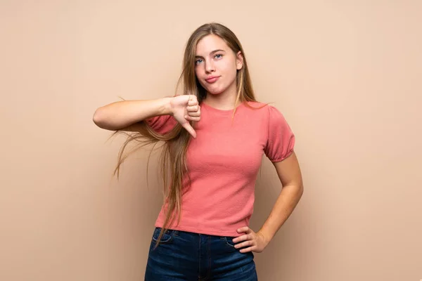 Подростковая Блондинка Изолированном Фоне Показывает Знак Опущенного Пальца — стоковое фото
