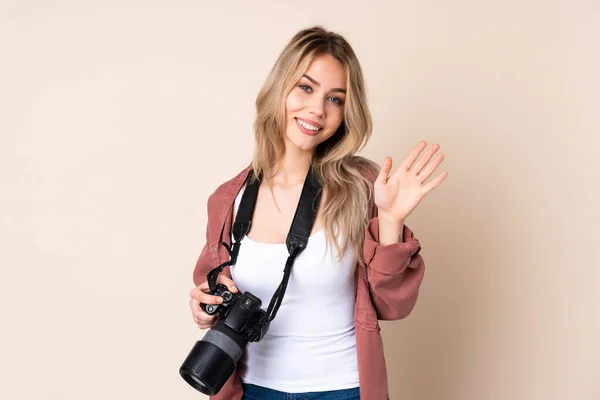 Jeune Fille Photographe Sur Fond Isolé Saluant Avec Main Avec — Photo