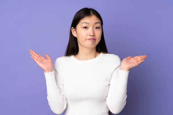 Joven Asiático Mujer Aislado Púrpura Fondo Haciendo Dudas Gesto —  Fotos de Stock