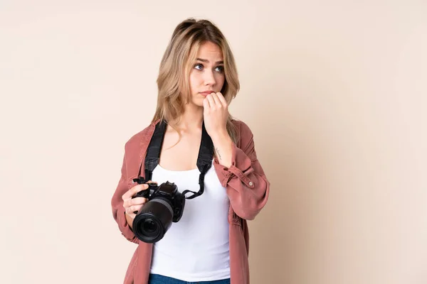 Young Photographer Girl Isolated Background Nervous Scared Putting Hands Mouth — Stock Photo, Image