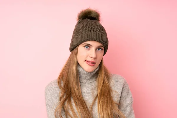 Giovane Adolescente Con Cappello Invernale Sfondo Rosa Isolato Avendo Dubbi — Foto Stock