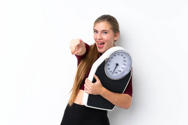 Menina Adolescente Com Máquina Pesagem Sobre Fundo Branco Isolado Segurando — Fotografia de Stock