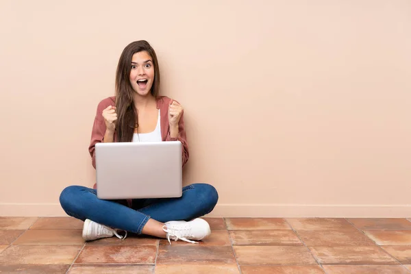 Adolescente Estudiante Sentada Suelo Con Una Computadora Portátil Celebrando Una — Foto de Stock