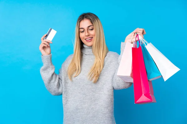 Jeune Femme Uruguayenne Sur Fond Bleu Isolé Tenant Des Sacs — Photo